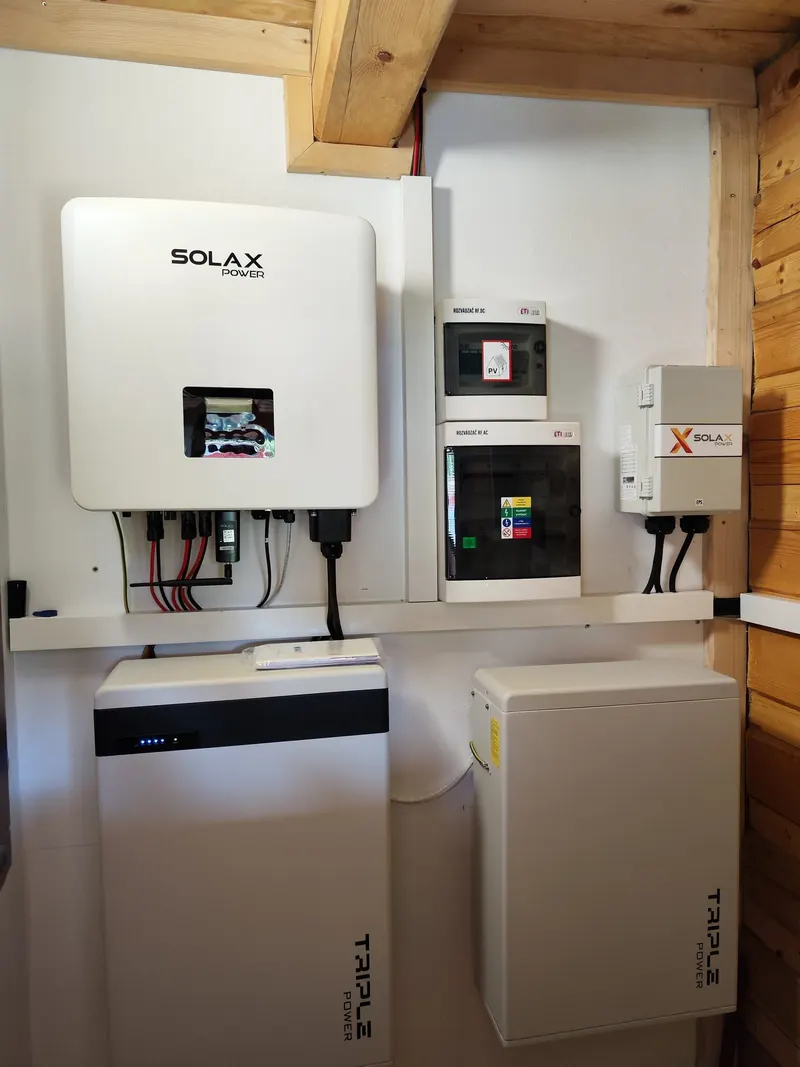 Fotovoltický menič SolaX, rozvádzače a batériové moduly Triple Power