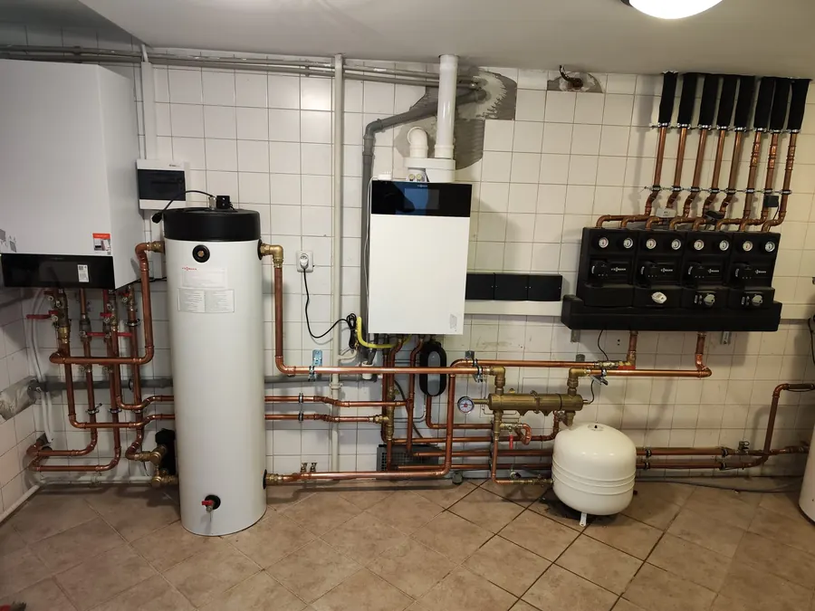Kotolňa s nástennými zariadeniami, zásobníkom, medenými rozvodmi a čerpadlovými skupinami